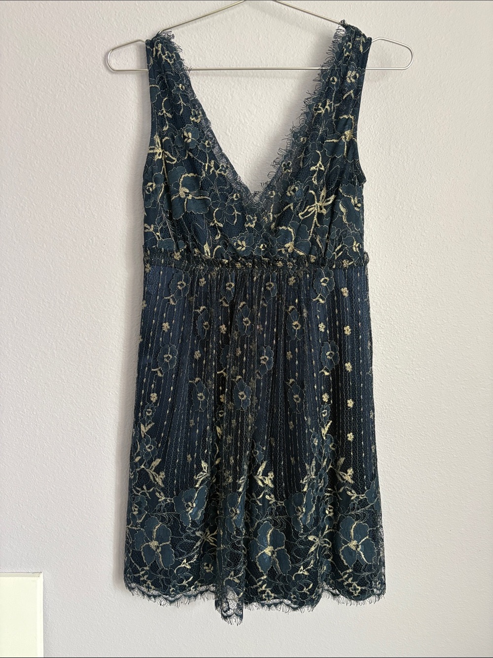 Millou Lace V-Neck Floral Cocktail Dress in Navy and Gold